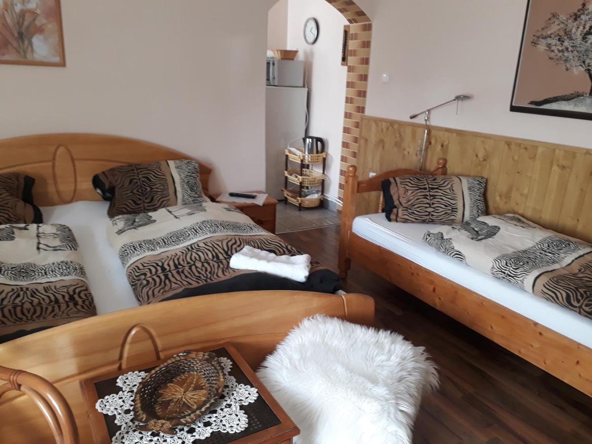 Hotel City Camping& Apartman &Bungalow Győr Esterno foto